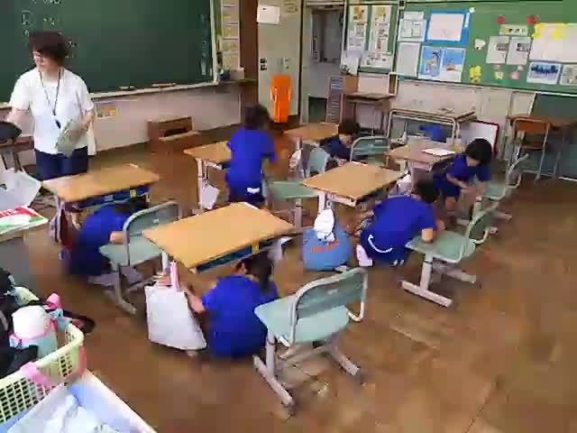 机の下に！(広畑チャンネル)