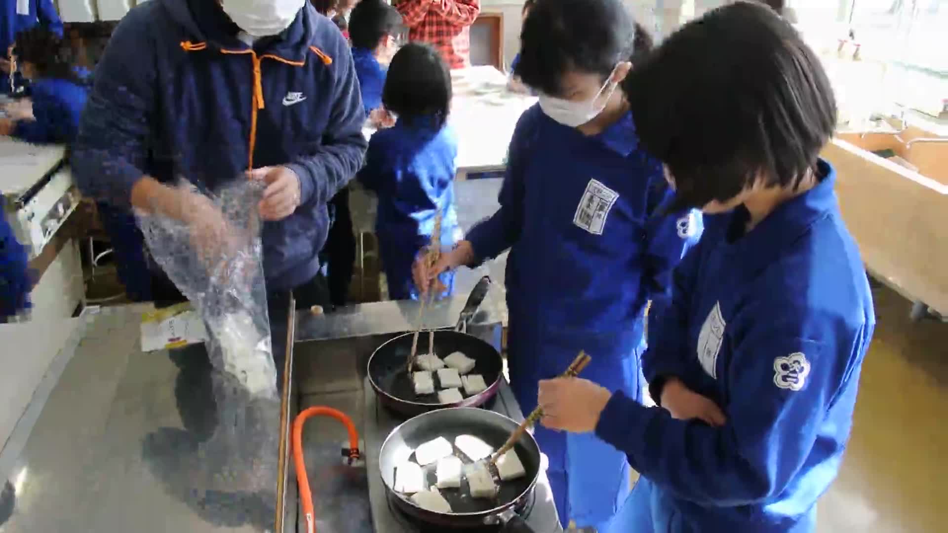 ６年生、餅を焼く(広畑チャンネル)