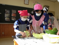 野菜を洗っている様子