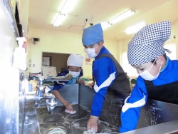 水場を洗う様子