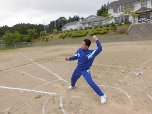 ボール投げ練習(事情により過去の写真です) ボール投げ練習(事情により過去の写真です)