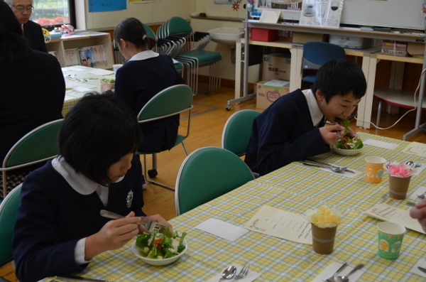 食事の様子 食事の様子