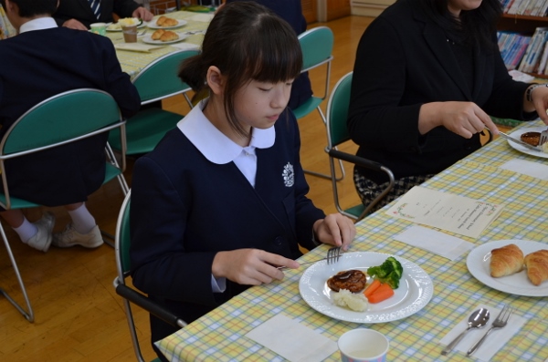 ナイフとフォークを上手に使えるかな ナイフとフォークを上手に使えるかな