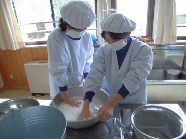 米とぎの様子