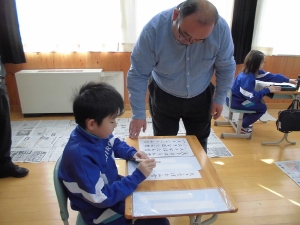 「こうやって書くんだよ」 「こうやって書くんだよ」