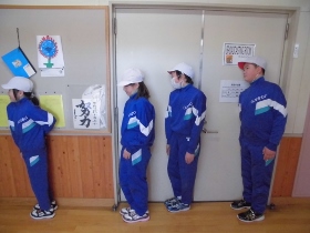 壁寄り片足立ち 壁寄り片足立ち