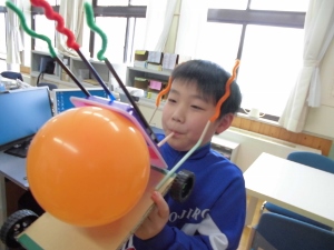 風船を膨らませているところ