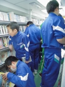 本を選び中