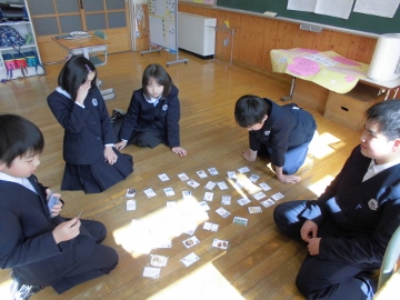 カルタ取りの様子 カルタ取りの様子