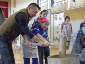 餅つきの様子 餅つきの様子