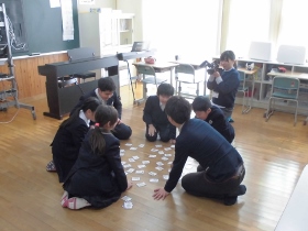 カルタ取りの様子 カルタ取りの様子