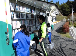 本を選んでいる様子