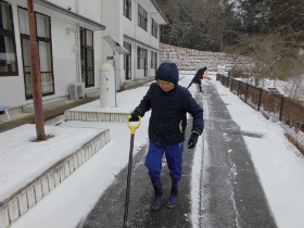 花壇前の雪かき 花壇前の雪かき