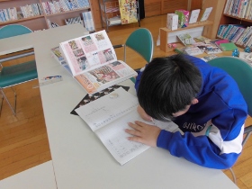 調べたことをノートにまとめます 調べたことをノートにまとめます