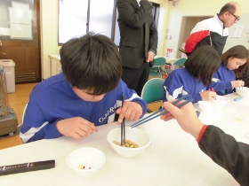 豆つかみの練習中 豆つかみの練習中
