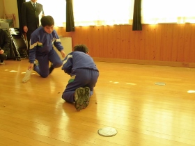 落ちた豆拾い中 落ちた豆拾い中
