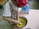 じゃがいもを茹でてつぶす。