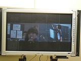 テレビ画面を通じて