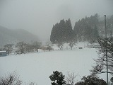 校庭は真っ白
