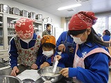 友達と協力して