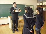 世界では…