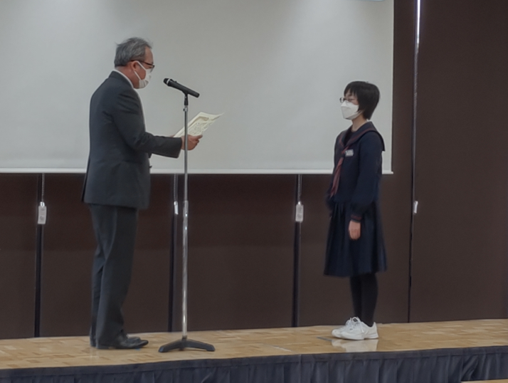 県教育次長の丹野様より表彰状を受け取りました