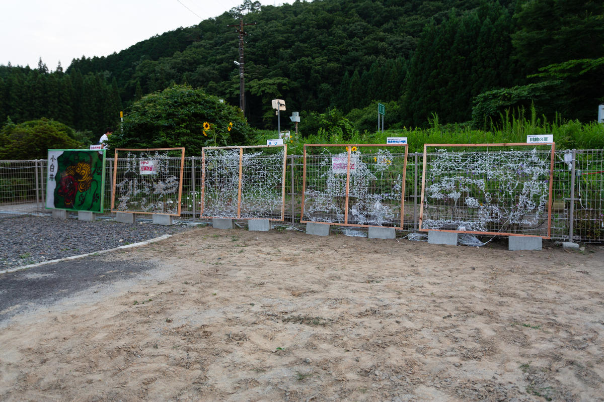 左から、小白井小中学校、川前支所、桶売中学校「雉」、「御神輿とリス」、川前小中学校です。